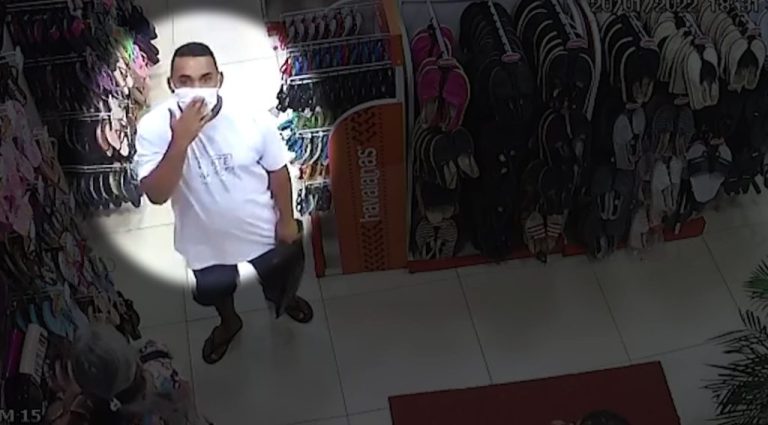 Vídeo: homem furta loja e manda beijinho para câmera