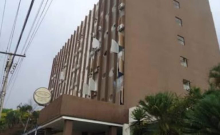 Homem em surto agride casal com extintor e morre ao ser contido em hotel de Goiânia