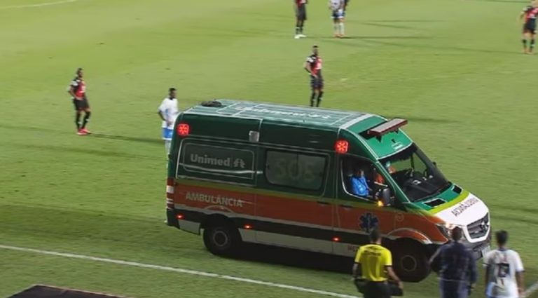 Choque de cabeça assusta jogadores e paralisa partida entre Atlético-GO e Crac