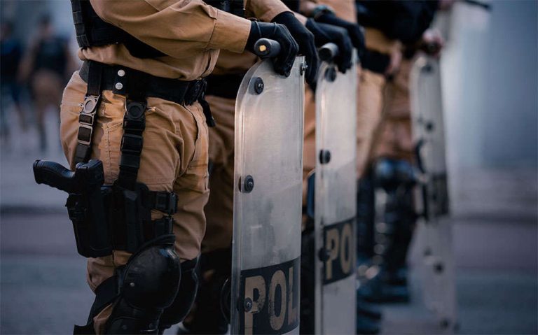 Projeto garante a policial mulher o direito de não fazer revista em mulheres trans e travestis