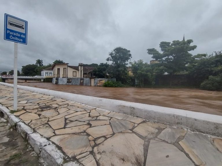 CHUVAS: na cidade de Goiás, nível do Rio Vermelho sobe consideravelmente e coloca autoridades em estado de alerta