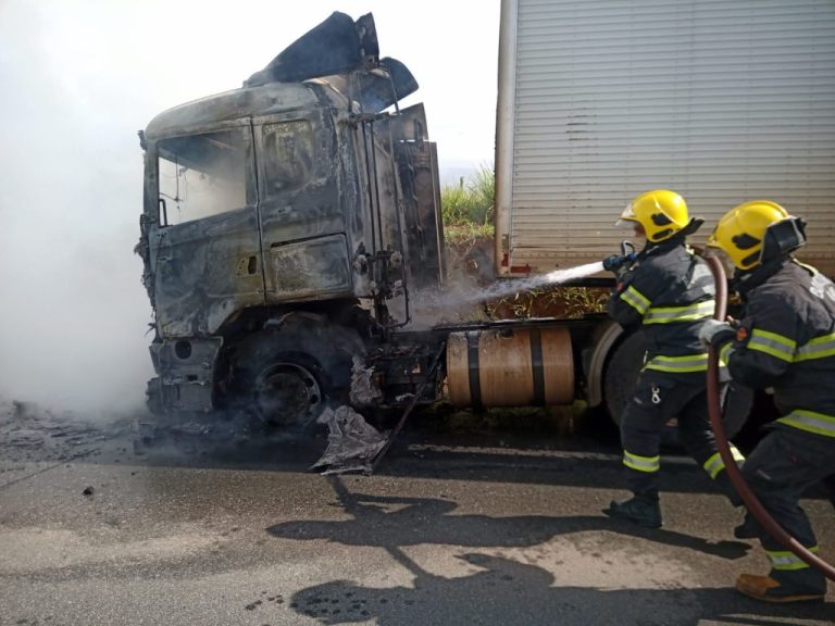 Carreta carregada com ferramentas pegou fogo na BR-050, em Catalão