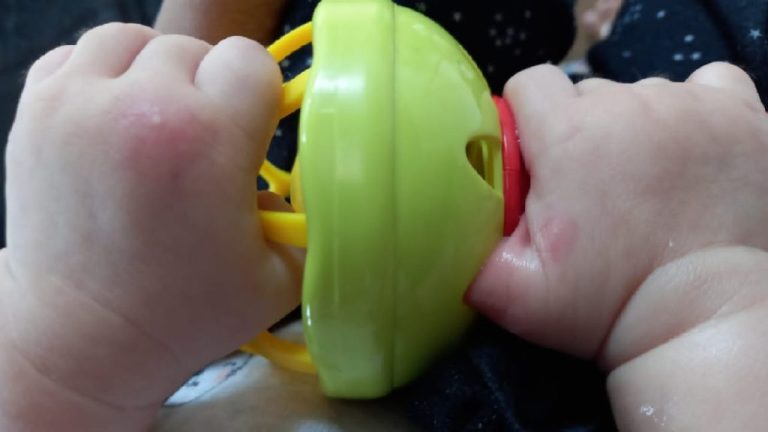 Pais levam filha de 5 meses até o Batalhão do Corpo de Bombeiros, em Catalão, para retirar brinquedo preso no dedo