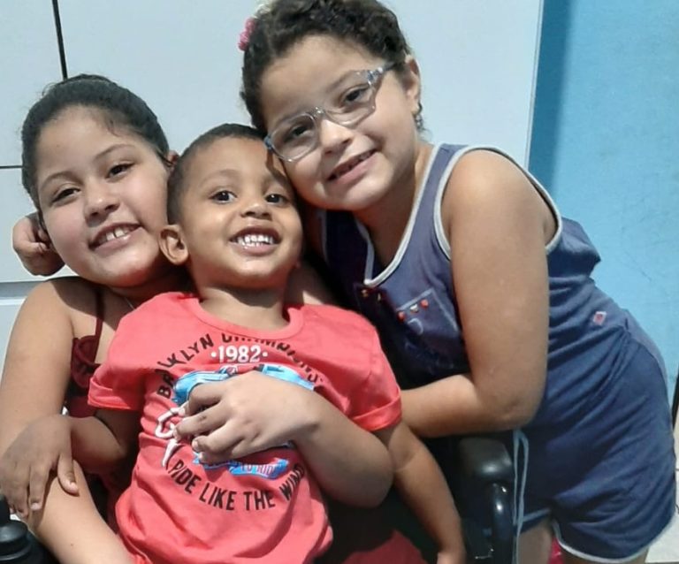 Mãe pede ajuda para dar o que comer à filha com doença rara, em Catalão: “fase muito difícil”