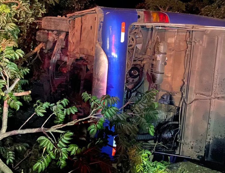 URGENTE: uma pessoa morre e mais de 15 ficam feridas em grave acidente com ônibus na BR-050, em Campo Alegre de Goiás
