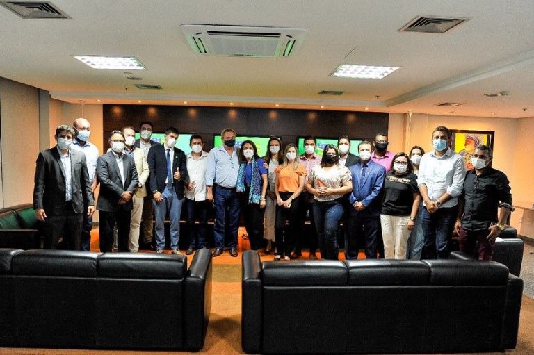 Primeira-dama Gracinha Caiado se reúne com prefeitos de municípios afetados por fortes chuvas