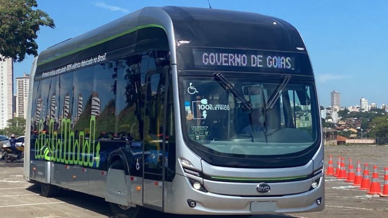 Caiado apresenta ônibus articulado 100% elétrico para circular no Eixo Anhanguera, e participa de primeira viagem com passageiros