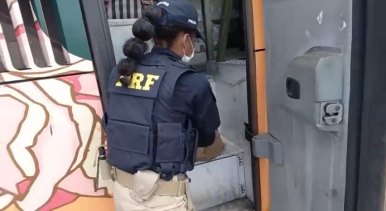 PRF apreende crack e cocaína em ônibus no Sudoeste goiano; uma adolescente de 17 anos foi apreendida e um jovem de 20 anos  preso
