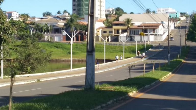 Ciclistas amadores se misturam em meio a pedestres que praticam caminhadas no calçadão da represa do Clube do Povo, em Catalão