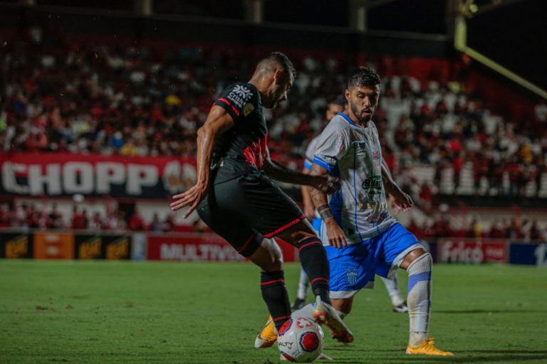 Lateral-direito do CRAC de Catalão Igor Pupinski passa bem; jogador sofreu choque de cabeça no jogo de estreia no Goianão 2022