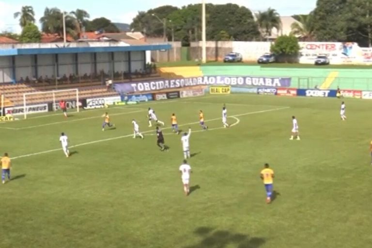 CRAC de Catalão faz dois gols contra e garante vitória do Iporá