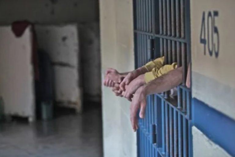 Brasil vacina quase 90% dos presos com 2 doses e supera taxa da população geral