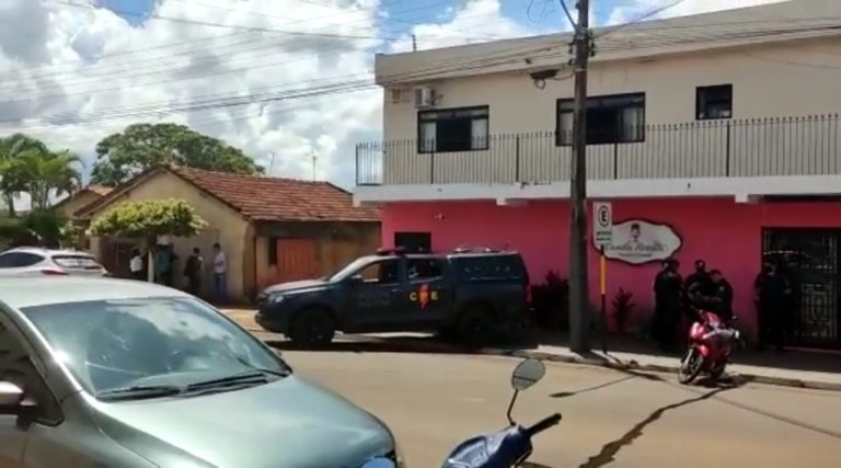 Mulher e criança são encontradas mortas dentro de casa, em Jataí