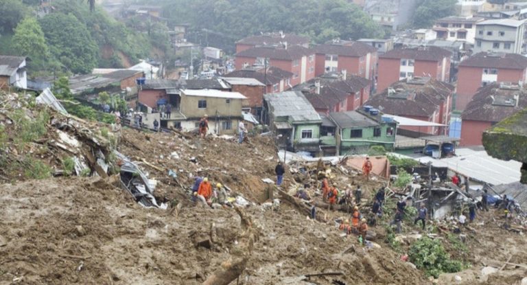 Após tragédia, chuva volta a cair em Petrópolis; Defesa Civil aciona 14 sirenes