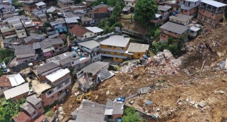 Sobe para 130 o número de mortos na tragédia das chuvas em Petrópolis (RJ)