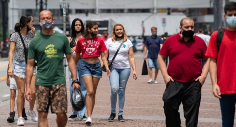 GOVERNADORES ESTUDAM RETIRADA DE MÁSCARA PARA DEPOIS DO CARNAVAL