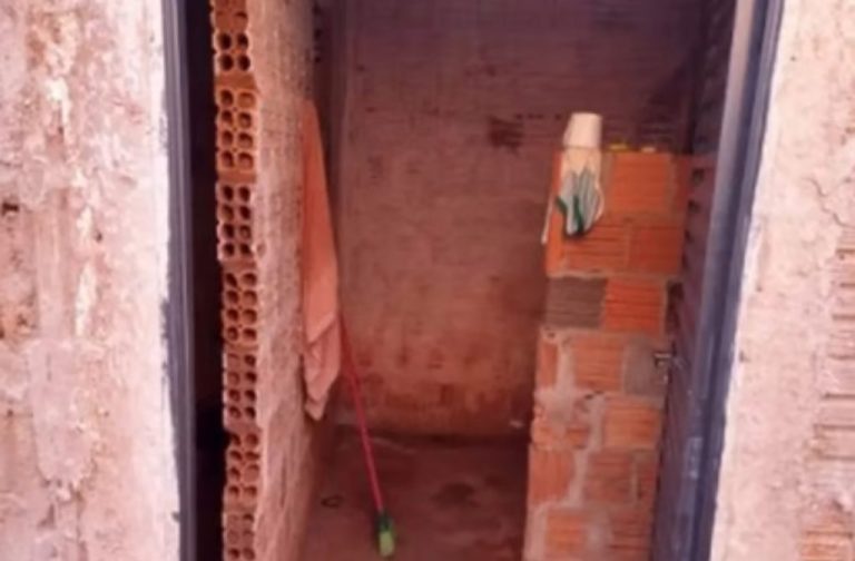 JOVEM ACORDA DE MADRUGADA COM VIZINHO DE CUECA BEIJANDO E CHEIRANDO SEUS PÉS