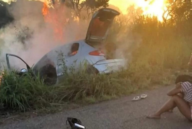 CARRO SAI DA PISTA E PEGA FOGO NA GO-210, PERTO DE GOIANDIRA