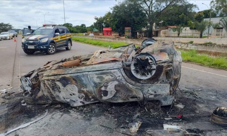 Carro capota, pega foto e deixa dois mortos e duas pessoas gravemente feridas, em Indiara