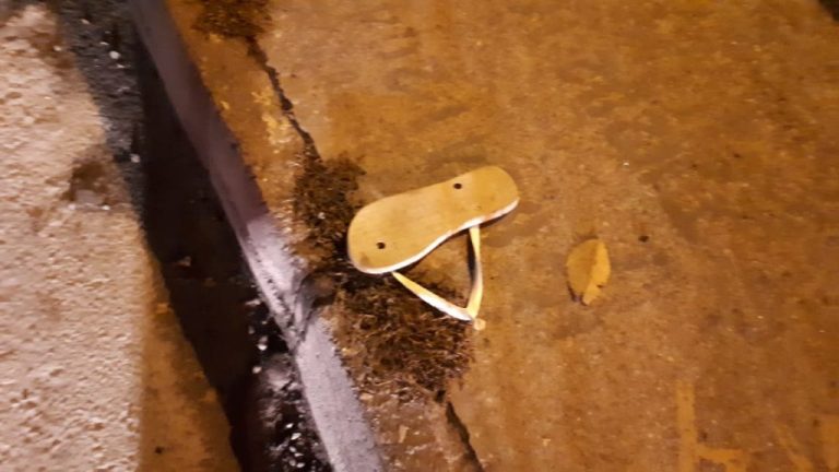 Garoto tenta atravessar rodovia, tropeça no próprio chinelo e morre atropelado