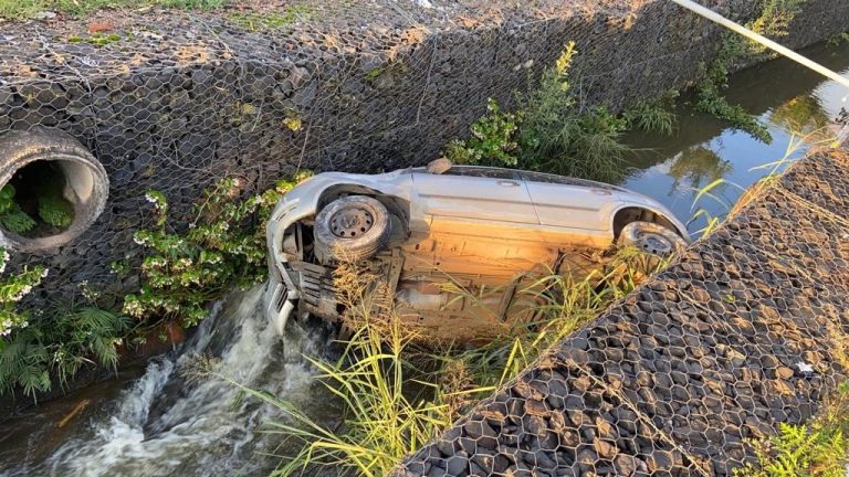 Carro com jovens bate em poste e cai dentro do Córrego Pirapitinga, em Catalão