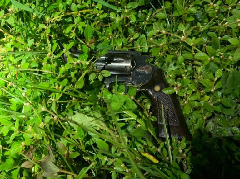 Bêbado, motorista foge da polícia e joga arma pela janela do carro, em Catalão