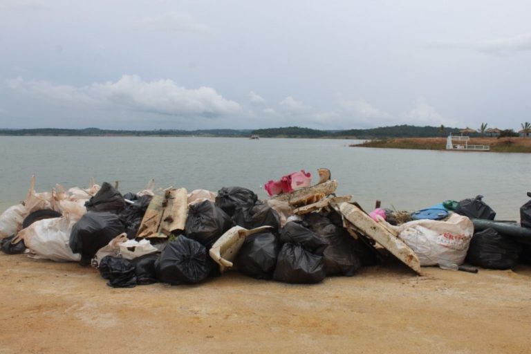 MUTIRÃO RETIRA 1,5 TONELADA DE REÍDUOS DAS MARGENS DO LAGO AZUL, EM TRÊS RANCHOS