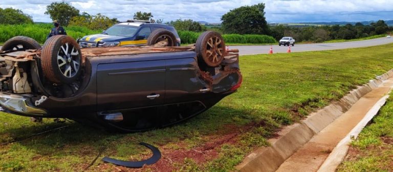Mãe e criança de 2 anos de idade ficam feridas em capotamento na BR-050, em Catalão