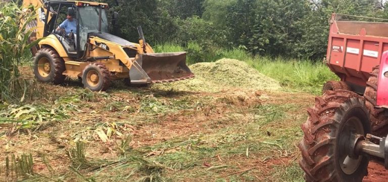 Prefeitura de Três Ranchos dispõe de equipe de tratores, ensiladeira e carretas tratores a custo zero para pequenos produtores rurais