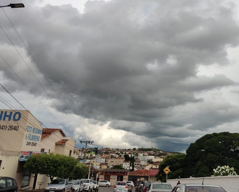 Calor e umidade trazem mais chuvas a Goiás com rajadas de vento e raios; veja como fica o tempo em Catalão e na região