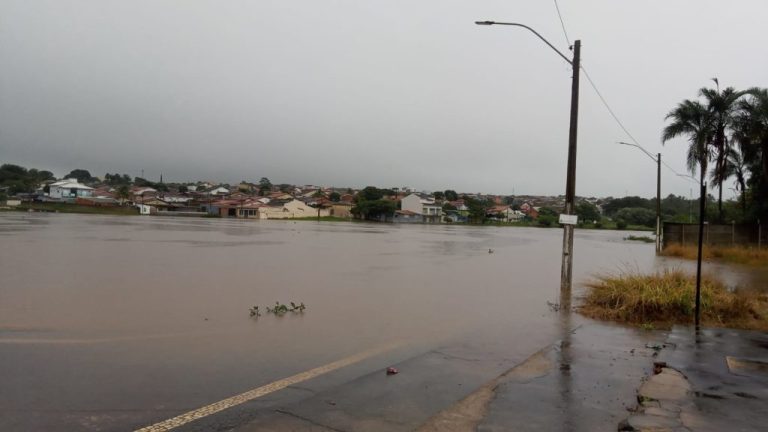 Em apenas 6h, Catalão registra mais de 100mm de chuva; alagamentos são registrados e represas e córregos transbordaram