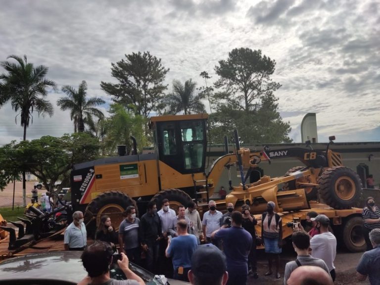 Após entrega de motoniveladora, clima esquenta entre prefeitos de Catalão e Goiandira