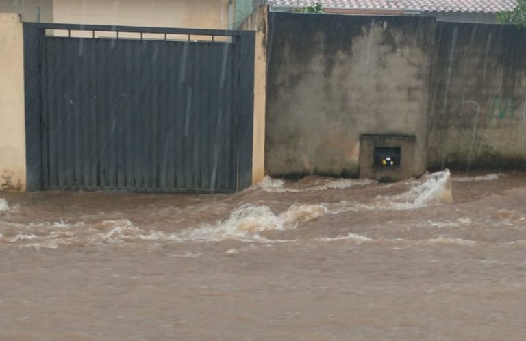 CHOVE 50MM EM 1H E VENTOS CHEGARAM A 50 QUILÔMETROS POR HORA, EM CATALÃO; É O FEVEREIRO MAIS CHUVOSO DOS ÚLTIMOS 61 ANOS