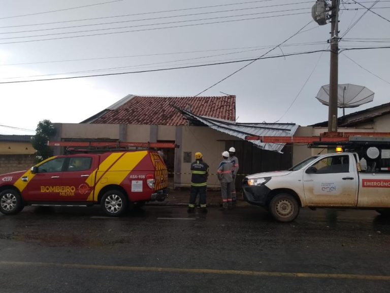 VENDAVAL ARRANCA TELHADO E DEIXA IDOSO FERIDO DURANTE FORTE CHUVA EM CATALÃO