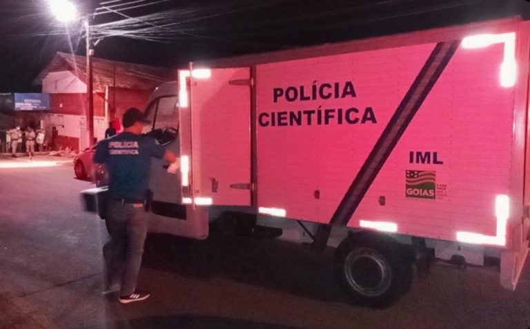 HOMEM É MORTO COM TIROS NA CABEÇA NA PORTA DE CASA, EM CATALÃO
