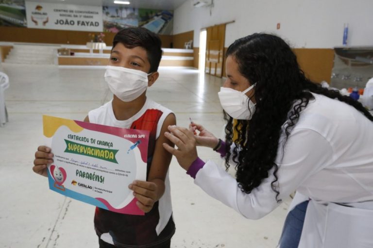 CRIANÇAS DE CATALÃO CONTINUAM SENDO VACINADAS CONTRA COVID-19 NESTA SEXTA-FEIRA (25) ; SAIBA QUEM MAIS PODE SER IMUNIZADO