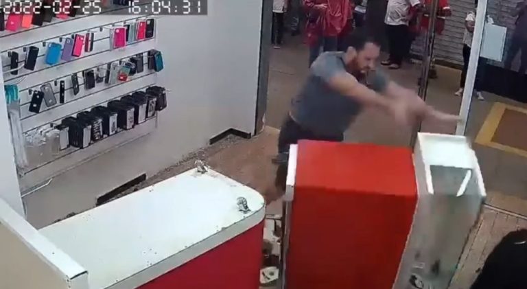 CLIENTE FICA FURIOSO E QUEBRA LOJA INTEIRA POR NÃO TER DINHEIRO DE VOLTA, EM MG