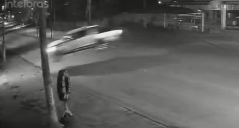 CAMINHONETE ‘VOA’ NA PISTA E INVADE QUINTAL DE CASA, EM NERÓPOLIS
