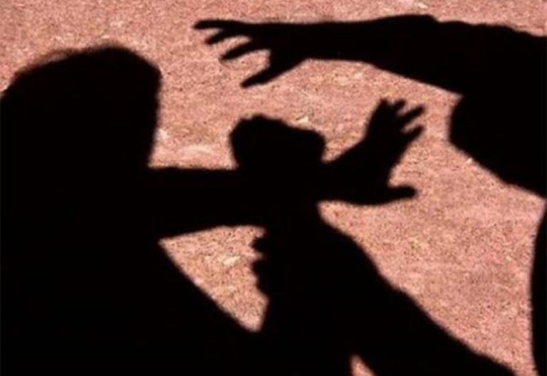 HOMEM PEDE PARA ESTRANHO MOSTRAR PARTES ÍNTIMAS E ACABA LEVANDO PAULADA, EM CATALÃO