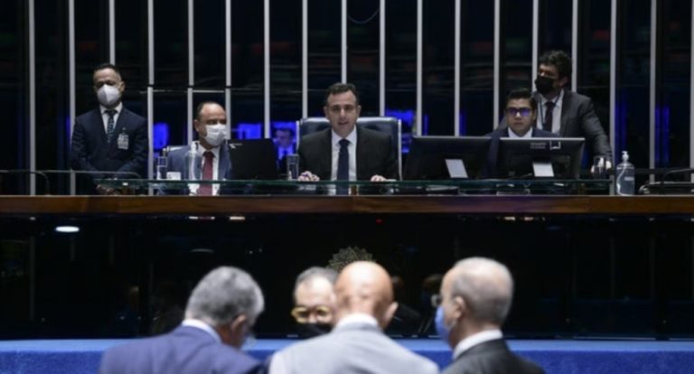 SENADO APROVA PROJETO QUE CRIA AUXÍLIO-GASOLINA DE ATÉ R$ 300