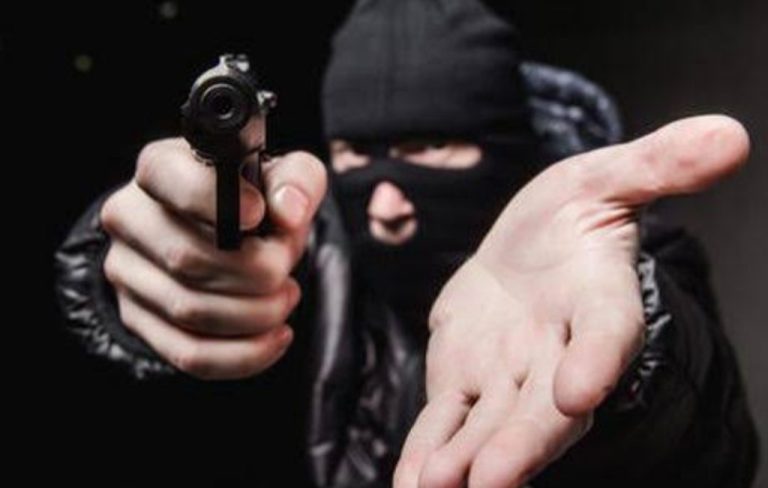 BANDIDOS INVADEM CASA E AMARRAM MÃE E FILHO PARA ROUBAR CARRO, EM OUVIDOR