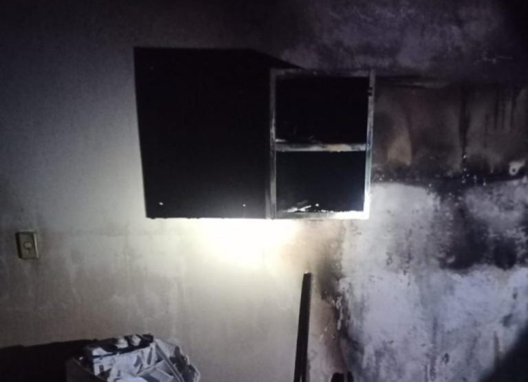 CASA PEGA FOGO E MORADORA CONSEGUE APAGAR INCÊNDIO COM MANGUEIRA, EM CATALÃO