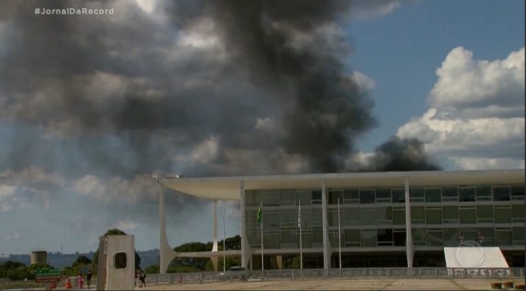 ANEXO DO PALÁCIO DO PLANALTO PEGA FOGO, EM BRASÍLIA