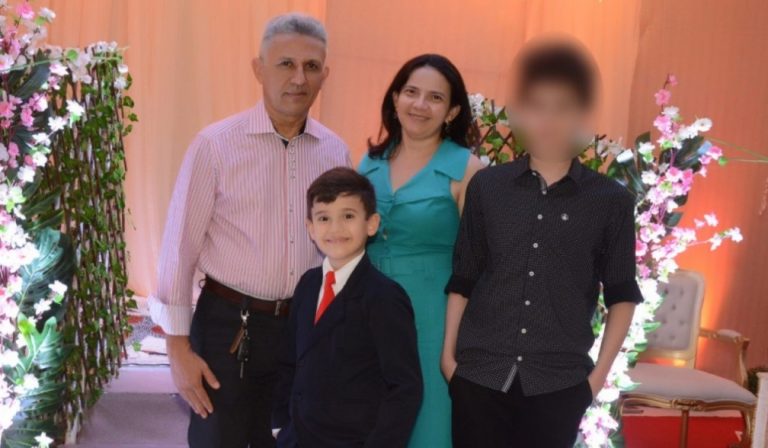 REVOLTADO, ADOLESCENTE MATA MÃE E O IRMÃO COM ARMA DO PAI POLICIAL MILITAR