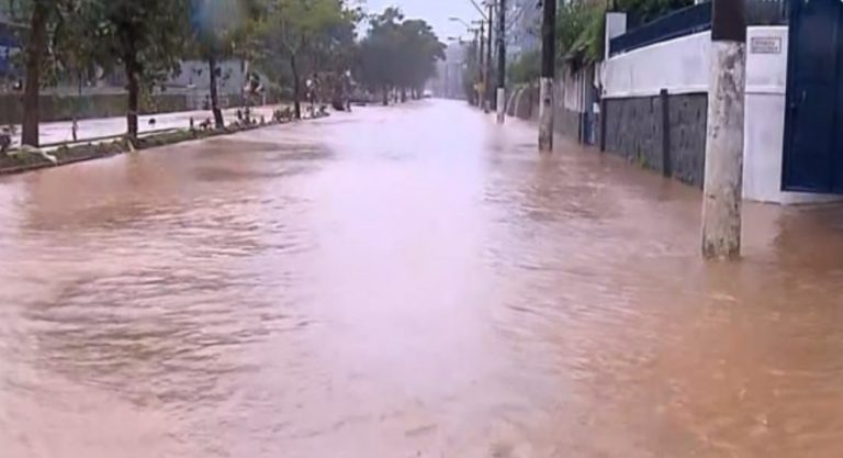 PETRÓPOLIS: BOMBEIROS FAZEM FORÇA-TAREFA PARA LOCALIZAR DESAPARECIDOS
