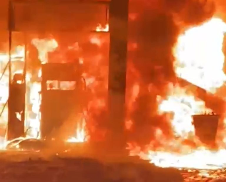 INCÊNDIO EM POSTO  DESTRÓI VÁRIOS VEÍCULOS APÓS CAMINHÃO-TANQUE PEGAR FOGO, EM NERÓPOLIS