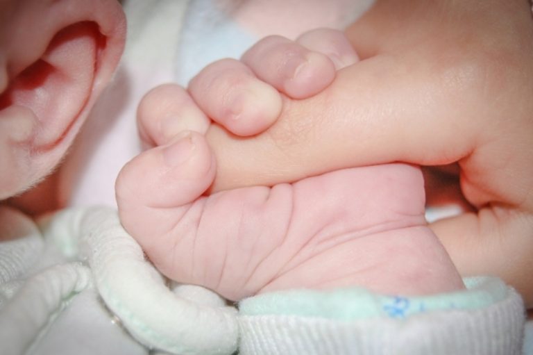 BEBÊ DE UM MÊS MORRE APÓS MÃE COCHILAR ENQUANTO AMAMENTAVA, EM MANAUS