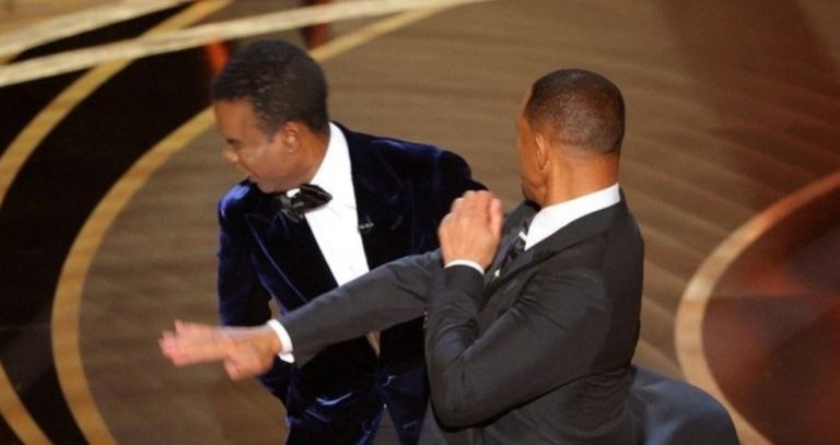 WILL SMITH DÁ TAPA NO ROSTO DE CHRIS ROCK DURANTE A CERIMÔNIA DO OSCAR 2022