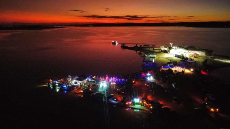 TURISTAS SE ENCANTAM COM VISTA DO LAGO AZUL DURANTE O CARNAVAL EM TRÊS RANCHOS