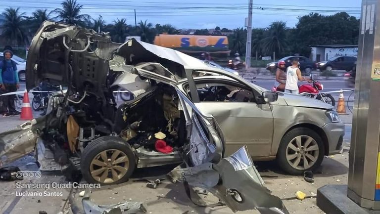 CILINDRO DE GÁS EXPLODE E DESTRÓI CARRO EM POSTO DE GASOLINA, NO CEARÁ